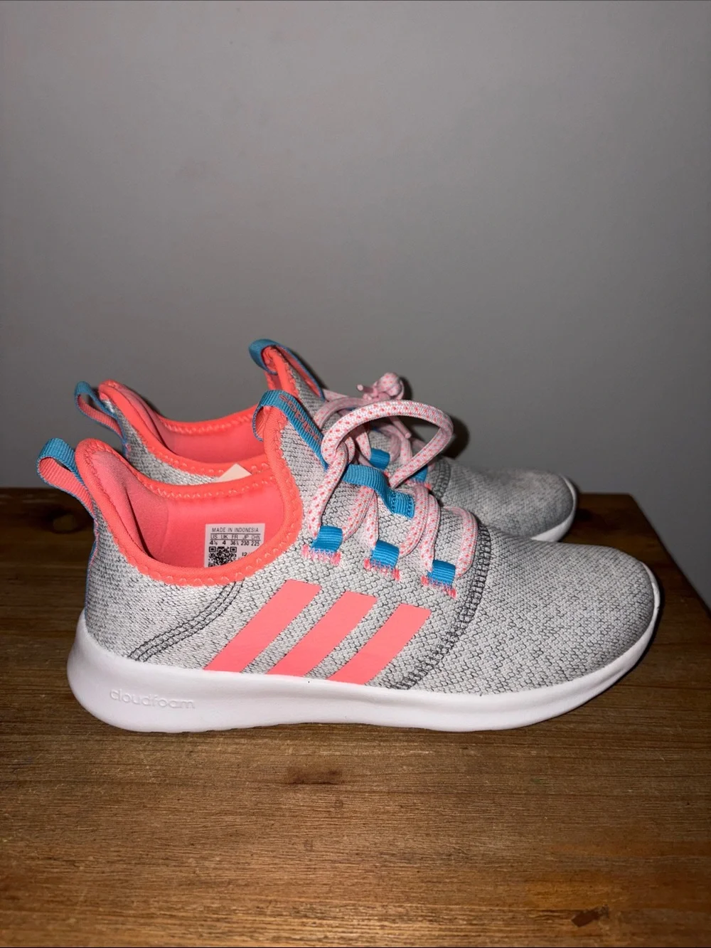 NEW adidas Kids Grey Knit Sneakers with Pink Accents 4 Youth